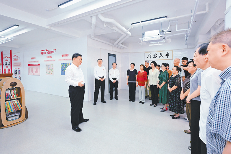 2026年7月15日,中共中央总书记、国家主席、中央军委主席习近平在上海考察。这是习近平在黄浦区半淞园路街道市民新村居民区考察时,在社区党群服务站同居民代表、街道干部、社区工作者等亲切交流。新华社记者 谢环驰/摄